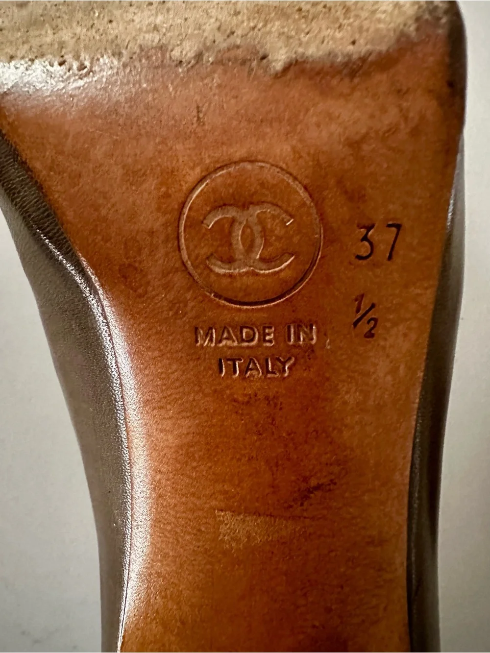 Vintage CHANEL Brown Leather Chain-Trim Pumps Size 37.5 EUC